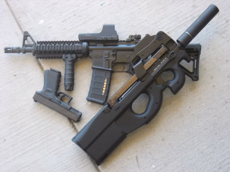 Súng có trọng lượng rất nhẹ chỉ 2,6kg, chiều dài 50cm, nòng dài 26,4cm, chiều rộng 5,5cm, chiều cao 21cm. Nguồn ảnh: Pinterest