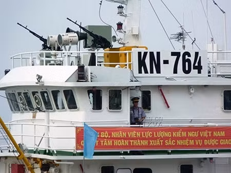 Ngoài xe tăng, NSV có thể đặt trên mặt đất khai hỏa với giá ba chân hoặc lắp lên tàu chiến, các phương tiện cơ giới khác. Trong ảnh, súng máy hạng nặng NSV cỡ nòng 12,7mm đang được trang bị trên tàu Kiểm Ngư KN-764. Nguồn ảnh: QPVN