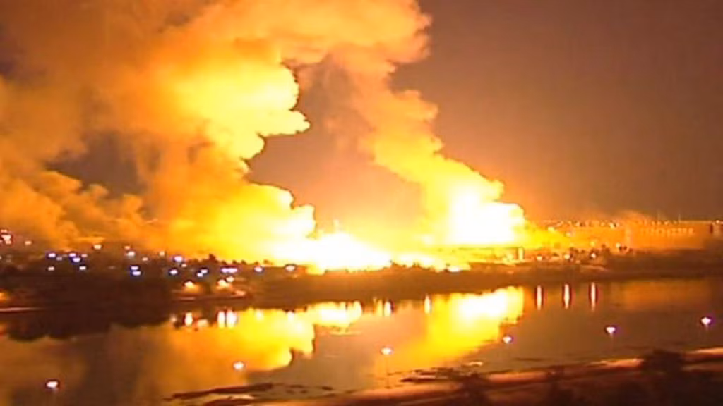 Có tầm bắn lên tới 1700 km, những quả tên lửa Tomahawk có thể dễ dàn tiêu diệt được những mục tiêu cực kỳ quan trọng của đối phương, đặc biệt là những hệ thống phòng không tầm trung và cao, mở cửa cho lực lượng không quân tiến vào trong đợt tấn công tiếp theo. Nguồn ảnh: BBC.