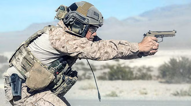 Đáng ngạc nhiên, M9 hóa ra là phiên bản đặc biệt của khẩu Beretta 92 của Ý được quân đội Mỹ mua lại thiết kế để chế tạo cho quân đội của Mình. Những khẩu M9 được sản xuất để thay thế khẩu M1911. Nguồn ảnh: US-Army