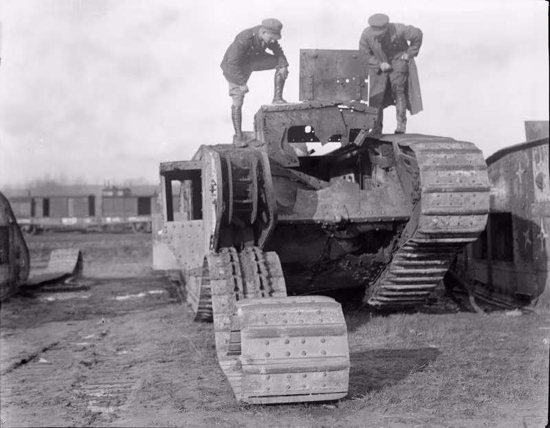 Các xe tăng đời đầu có cấu tạo rất phức tạp và trong phần lớn trường hợp, các thành viên kíp lái không đủ trình độ cũng như dụng cụ để có thể tự sửa được những chiếc xe tăng này. Nguồn ảnh: Histomil.