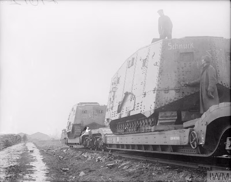 Khác với trong chiến tranh thế giới thứ hai, xe tăng Đức trong chiến tranh thế giới thứ nhất khá "phế vật" khi có thân hình nặng nề, tốc độ chậm và hỏa lực yếu. Nguồn ảnh: Histomil.