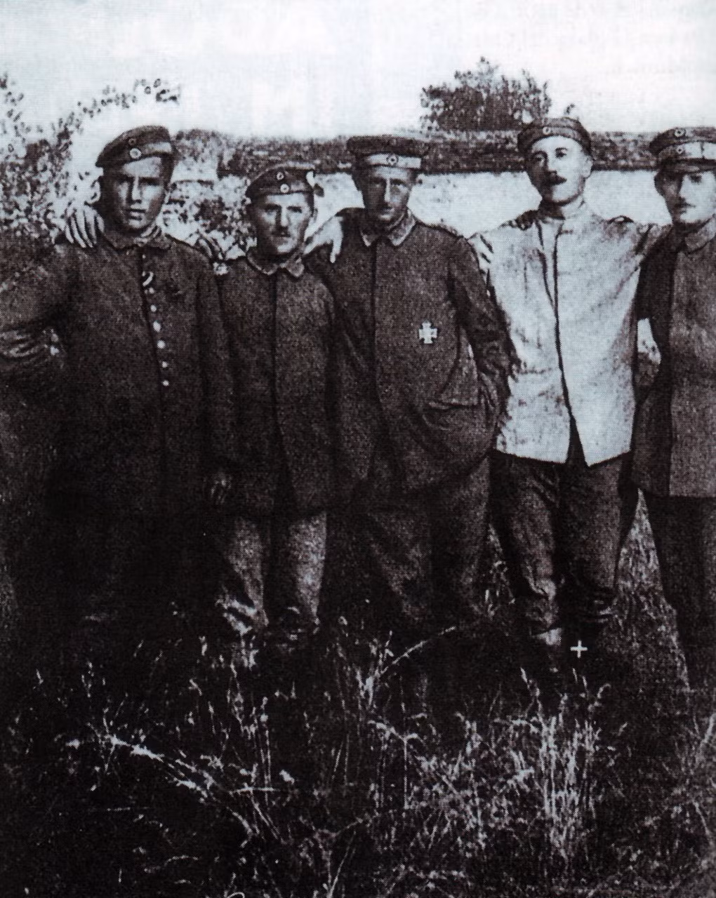 Với bản thân Hitler, việc tham chiến trong chiến tranh thế giới thứ nhất với tư cách của một người lính liên lạc cho Quân đội Đức có lẽ là một trong những điều làm ông tự hào nhất. Huân chương Chữ thập Sắt hàng Nhất mà ông giành được sau những chiến công hiển hách của mình ở thế chiến nhất chính là tấm huân chương được Adolf Hitler đeo trên ngực khi tự sát trong Hang Sói vào ngày cuối cùng trước khi Liên Xô chiếm được Berlin, kết thúc chiến tranh thế giới thứ hai. Ảnh: Hitler thứ hai từ phải sang. Nguồn ảnh: Derfuehrer.