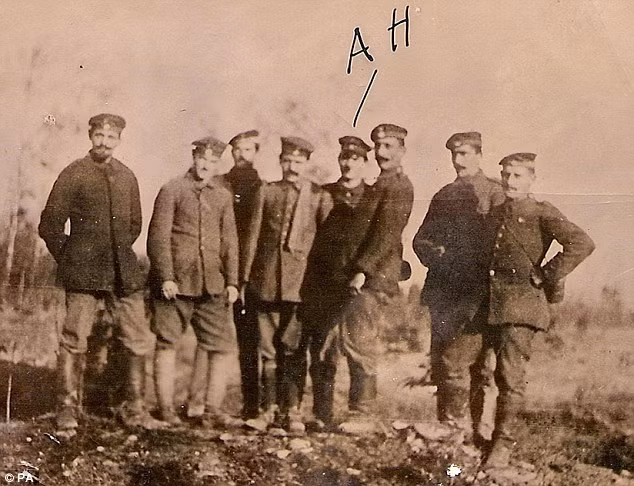 Sau này, khi đã trở thành người đứng đầu nước Đức Phát Xít, Hitler kể rằng kể từ lúc trưởng thành ông chỉ khóc đúng hai lần, một lần là trước mộ mẹ ông, và một lần là khi nghe thông tin nước Đức đầu hàng sau thế chiến thứ nhất. Cũng dễ hiểu với một người thanh niên can đảm đã trải qua 4 năm cống hiến cho đất nước ở những nơi ác liệt nhất của cuộc chiến thì việc nước Đức thua trận là một nỗi sỉ nhục và đau đớn tột cùng. Ảnh: Hitler được đánh dấu "AH". Nguồn ảnh: Dailymail.