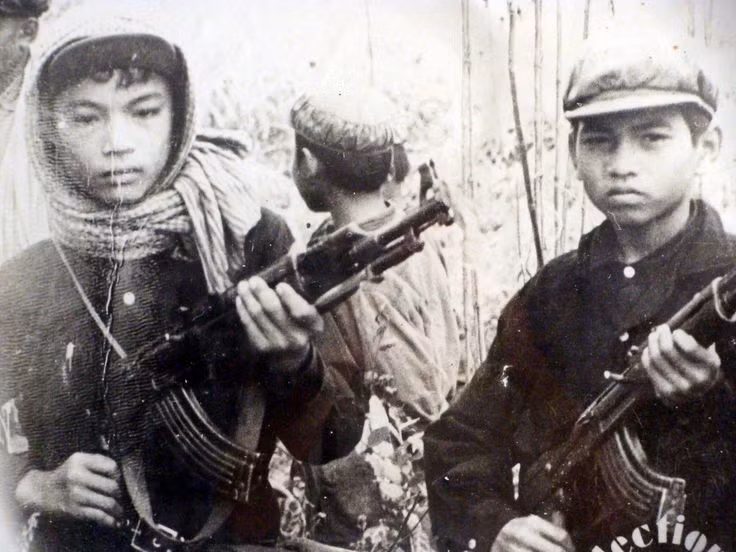 Cụ thể, AK-47 không được thiết kế với rãnh kỹ thuật cùng khả năng gắn thêm các thiết bị kính ngắm nhìn đêm cho khẩu súng. Trong điều kiện tác chiến thiếu ánh sáng, xạ thủ sẽ gặp rất nhiều khó khăn và gần như không thể ngắm bắn được một cách chính xác bằng khẩu súng này mà chỉ có thể bắn "hú họa". Nguồn ảnh: Pinterest.