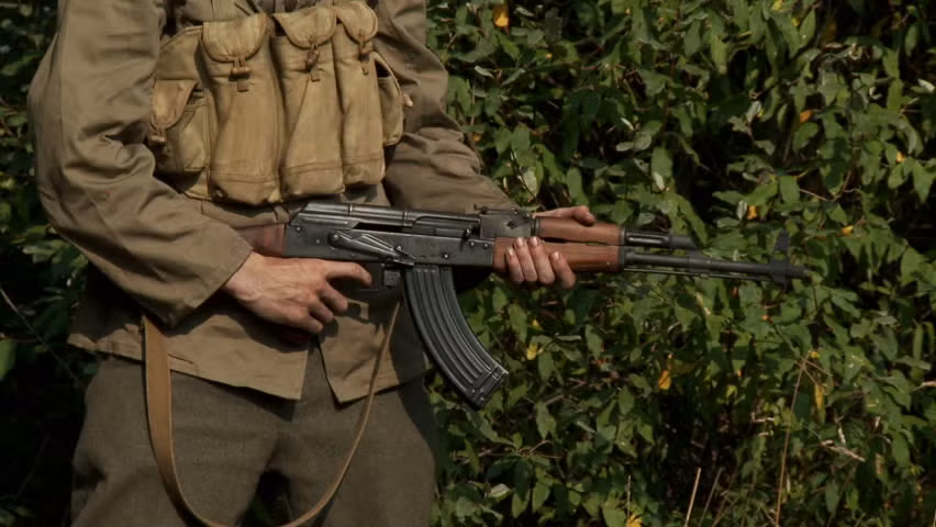 Nhất là trong trường hợp địa hình tác chiến rộng lớn, các vị trí của địch đều nằm ở khoảng cách xa, việc không thể kiểm soát được đầu ruồi tâm ngắm của khẩu AK-47 sẽ khiến người lính rất khó có thể điểm xạ chính xác được. Nguồn ảnh: Shutter.