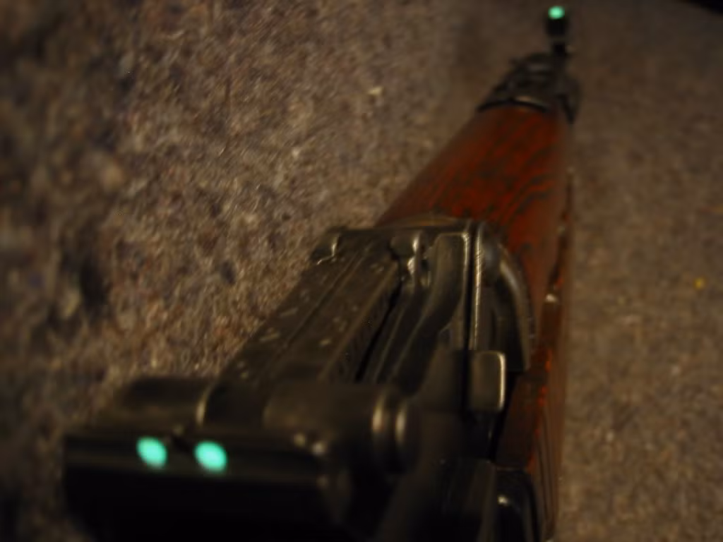 Các đơn giản nhất đó là khiến cho đầu ruồi cùng thước ngắm của khẩu AK-47 phát sáng trong đêm, quá đó, xạ thủ chỉ cần căn cho ba chấm sáng nhỏ này thẳng hàng với nhau là có thể điểm xạ chính xác không kém gì so với đầu ruồi truyền thống. Nguồn ảnh: AR15.