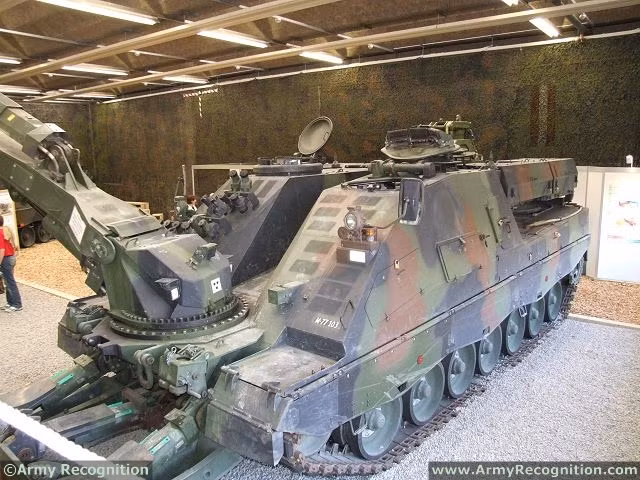 Cận cảnh trục quay 360 độ của hệ thống gầu xúc trên xe công binh Kodiak cho phép nó hoạt động một cách linh hoạt, giữa xe là một khoảng trống để xếp gọn chiếc gầu xúc này khi không cần sử dụng hoặc khi di chuyển với tốc độ cao. Nguồn ảnh: Army.