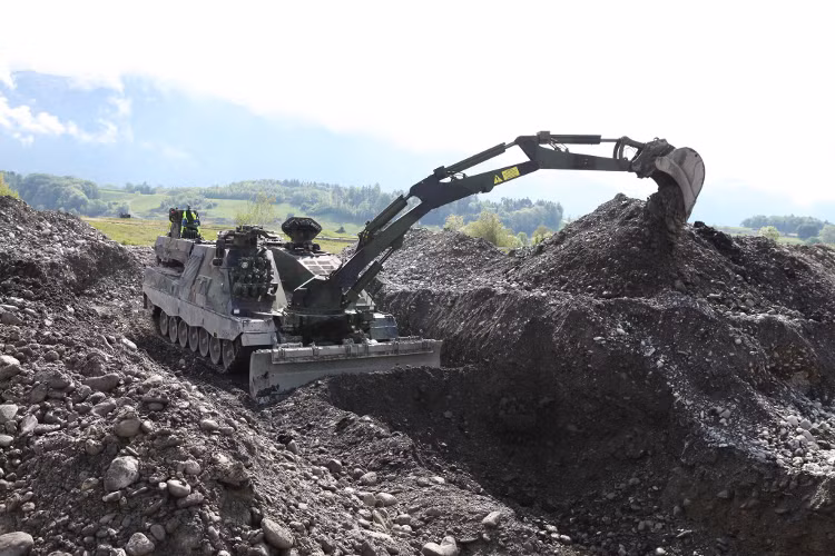 Tổng cộng, lực lượng Quân đội Thụy Sĩ hiện đang sở hữu 42 chiếc xe công binh loại này. Ngoài việc sử dụng để dọn đường, đào hào và xây dựng công sự, chiếc xe này cũng được cho là có khả năng phá mìn và dọn dẹp các loại mìn bộ binh thông thường mà không gặp phải bất cứ khó khăn nào đáng kể. Nguồn ảnh: Rheinm.