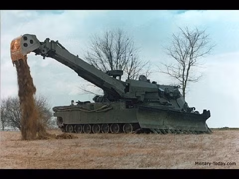 Gầu xúc được điều khiển bằng hệ thống thủy lực cực kỳ bền bỉ, bảng điều khiển hệ của hệ thống này cũng rất dễ dùng với các chức năng đơn giản nhưng cực kỳ hiệu quả. Đặc biệt, hệ thống gầu xúc của xe còn được gắn rất nhiều camera, cho phép người lính điều khiển gầu xúc từ phía trong xe mà không cần phải "thò" đầu nhìn ra ngoài, tránh thương vong không đáng có khi hoạt động trên chiến trường. Nguồn ảnh: Defence.