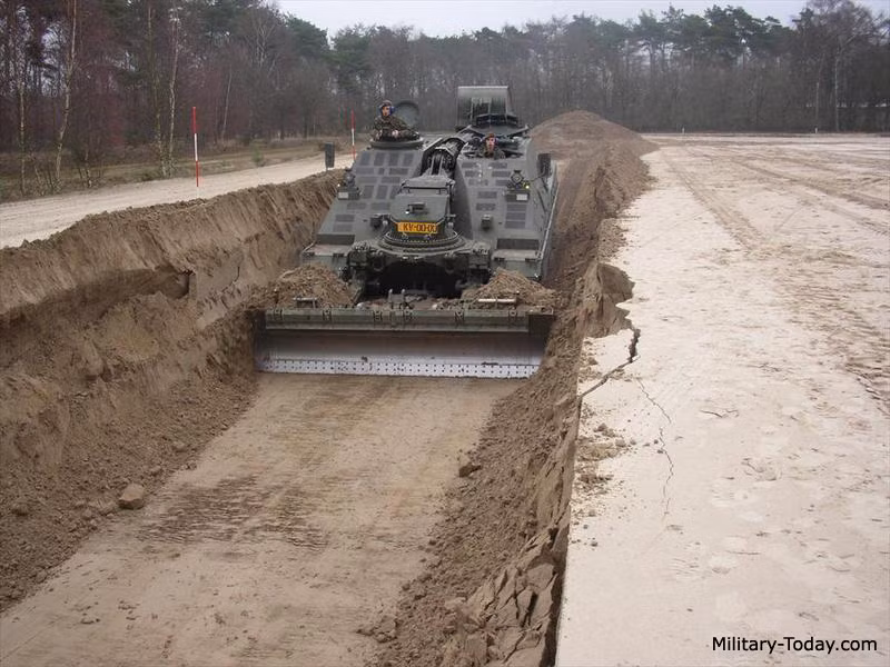 Xe được trang bị một động cơ MTU MB-837 với công suất lên tới 1500 mã lực cho phép nó ủi một lúc tối đa 3 mét khối đất. Động cơ 1.500 mã lực cũng cho phép chiếc xe công binh này di chuyển với tốc độ tối đa lên tới 70 km/h, đây là tốc độ rất cao khi so với trọng lượng lên tới 55 tấn của chiếc xe này. Nguồn ảnh: Military.