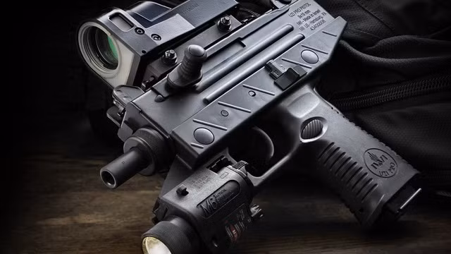 Khẩu Uzi mới có khóa an toàn 3 chế độ kết hợp với chặn kim hỏa thay vì chỉ có 2 như các mẫu trước giúp cho sự tiện dụng và rất an toàn. Cần lên đạn được thiết kế khoa học giúp xạ thủ tiện lợi khi sử dụng. Nguồn ảnh: IWI US