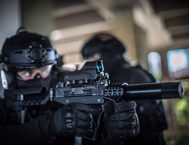 Ống giảm thanh được coi là một trong những phụ kiện không thể thiếu cho các nhiệm vụ đòi hỏi tính bí mật cao. Hình ảnh người lính đang ngắm bắn với khẩu Uzi Pro trang bị ống ngắm điểm đỏ và ống hãm thanh. Nguồn ảnh: IWI