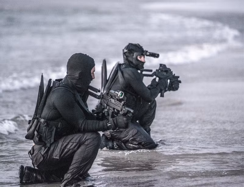 Súng có hộp tiếp đạn 32 viên, tốc độ bắn của loại súng này cực cao lên tới trên 1.500 phát/phút. Hình ảnh lính đặc nhiệm người nhái trang bị súng tiểu liên Uzi Pro đang đổ bộ vào bờ biển. Nguồn ảnh: IWI