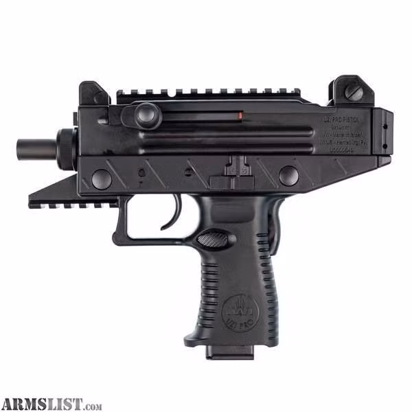 Uzi (tiếng Hebrew: עוזי‎) cùng với MP5, TMP,... thuộc nhóm súng tiểu liên. Khẩu súng Uzi đầu tiên được thiết kế bởi thiếu tá Uziel Gal - một người Do Thái gốc Đức - vào cuối những năm 1940. Súng được sản xuất bởi Israel Military Industries của Israel, nhà sản xuất FN Herstal của Bỉ, và một số hãng khác theo nhượng quyền.Việt Nam cũng đang sản xuất phiên bản Uzi tiêu chuẩn và Micro Uzi. Nguồn ảnh: Armslist