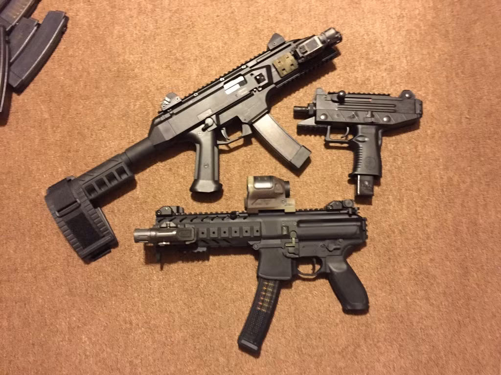 So với các loại tiểu liên hiện đại, thiết kế của Uzi Pro vẫn mang được đáng dấp nhỏ gọn vốn có. Kích thước nhỏ gọn được coi là yếu tố cần thiết để trang bị cho những người lính thuộc đơn vị đặc nhiệm hoặc các đơn vị chuyên biệt bảo vệ yếu nhân. Nguồn ảnh: AR15