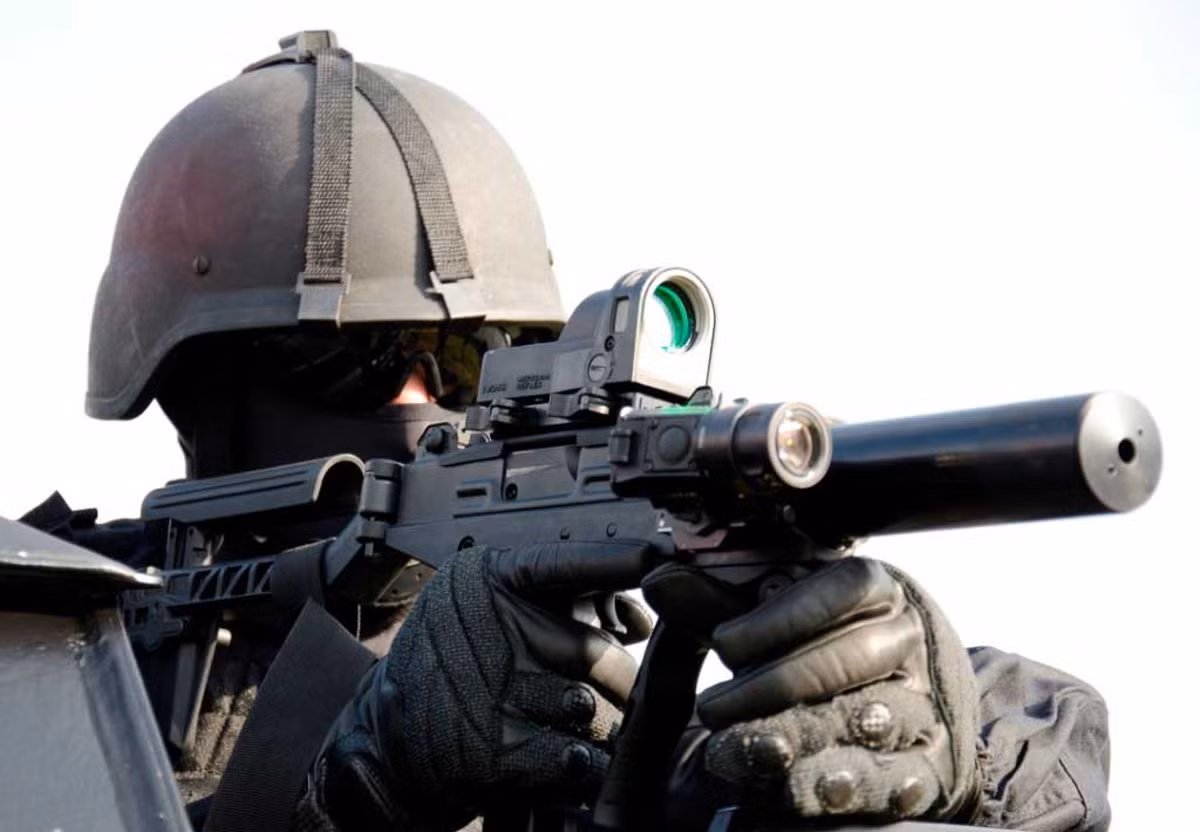 Được coi là biểu tượng của dòng súng tiểu liên bắn nhanh nhỏ gọn trang bị cho các đơn vị đặc nhiệm, tiểu liên Uzi của Israel được hơn 50 quốc gia sử dụng. Tuy nhiên theo thời gian, Uzi dần bị coi là không đáp ứng điều kiện tác chiến hiện tại, vì thế phiên bản Uzi-Pro được thiết kế nhằm cạnh tranh với các loại tiểu liên hiện đại. Nguồn ảnh: all4shooters