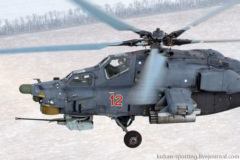 Ngoài pháo chính 2A42, rocket không điều khiển, nắm đấm hỏa lực mạnh nhất của Mi-28N là 16 tên lửa chống tăng có điều khiển 9M120 Ataka-V. Tên lửa được dẫn hướng bằng sóng vô tuyến, tầm bắn khoảng 4.000 m, sức xuyên 800-950 mm sau khi phá giáp phản ứng nổ. Ảnh: Kuban Spotting Livejournal