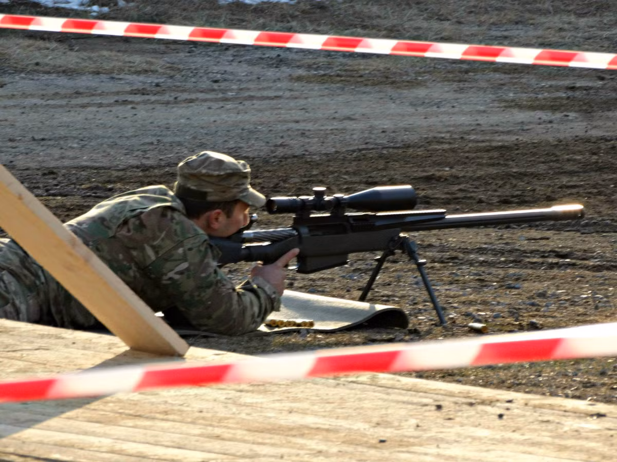 TAC-50 được chọn làm súng bắn tỉa tầm xa tiêu chuẩn cho quân đội Canada từ năm 2000. TAC-50 khá nặng nên phải sử dụng chân chống phụ phía trước để ổn định súng. Ảnh: Flickr.