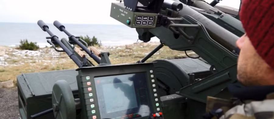 Hệ thống vận hành Pilica được thiết kế để hoạt động hoàn toàn tự động, nhờ sử dụng một hệ thống điều khiển hỏa lực bằng máy vi tính và các thiết bị quang điện tử bổ sung. Tên lửa “Grom” có khả năng bắn hạ các mục tiêu ở khoảng cách lên đến 5 km, trong khi pháo 23-mm có tầm bắn hiệu quả 2 km. Nguồn ảnh: Defencenews