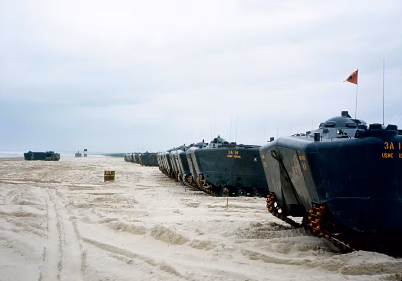 Tổng cộng đã có 1124 chiếc LVTP-5 được biên chế cho Hải quân Mỹ trong suốt giai đoạn từ năm 1956 cho đến giữa những năm 1970, và hình ảnh của nó luôn gắn liền với Thủy quân Lục chiến Mỹ tại Việt Nam. Tuy nhiên chẳng lính Mỹ nào mặn mà với loại phương tiện này và nó chỉ có ích khi chở họ từ tàu đổ bộ vào đất liền . Nguồn ảnh: Prob.