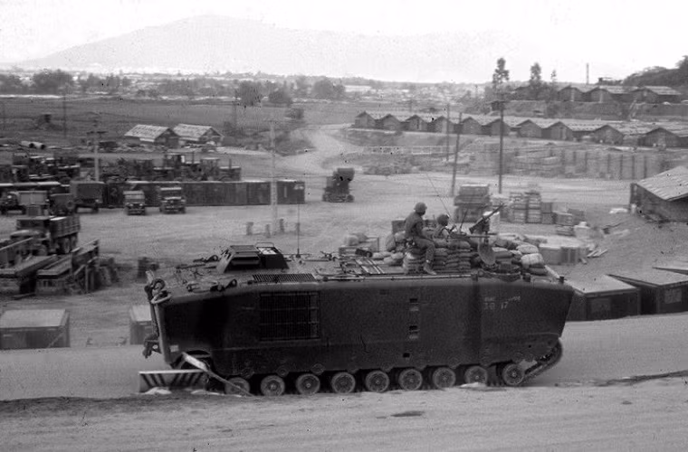 Được phát triển từ dòng LVT-1 và LVT-4 từ thời CTTG 2, LVTP-5 được ra đời để tăng cường khả năng đổ bộ với bọc thép dày hơn và chở được nhiều lính hơn. Tuy nhiên để làm được điều đó nó phải từ bỏ khả năng được vũ trang của mình, chính vì vậy mẫu vũ khí duy nhất LVTP-5 được trang bị sẵn chỉ có súng máy 7.62mm. Nguồn ảnh: Pinterest.