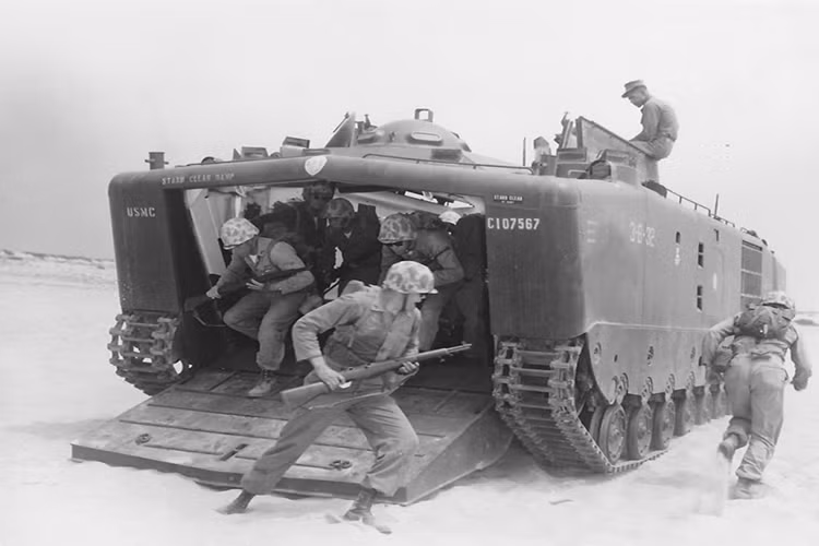 Phương tiện đổ bộ LVTP-5 có khả năng chở theo tới 34 binh lính với đầy đủ trang bị vũ khí và tổ lái bao gồm 3 người trong đó có xa trưởng, lái xe và súng máy. Nguồn ảnh: FineScale Modeler.