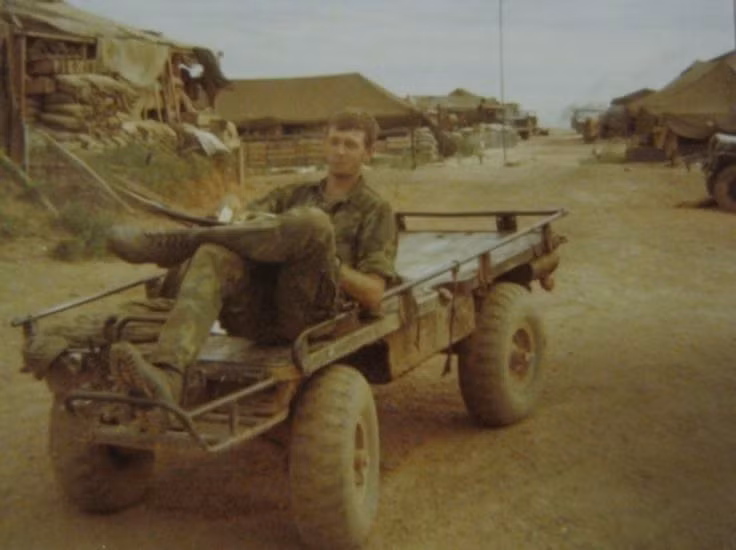 Điểm yếu của chiếc xe này là nó quá trống trải và không có... dây an toàn, khi di chuyển với tốc độ cao trên đoạn đường xấu, người lái xe thậm chí có thể bị bắn ra ngoài nều không ngồi vững, thêm vào đó là kiểu dáng "trần như nhộng" của nó cũng khiến người lính dễ bị tổn thương hơn bởi hỏa lực của đối phương. Nguồn ảnh: Pinterest.