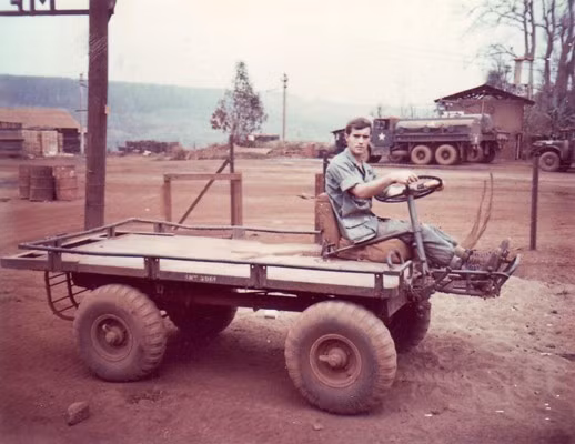 Được sản xuất từ năm 1956 tới năm 1970, xe M274 được sử dụng vào nhiệm vụ vận tải. Xe được thiết kế với duy nhất một chỗ ngồi, thùng xe hoàn toàn là một tấm phản to khổng lồ, được tối ưu hóa cho việc vận tải hàng hóa. Nguồn ảnh: Cherries.