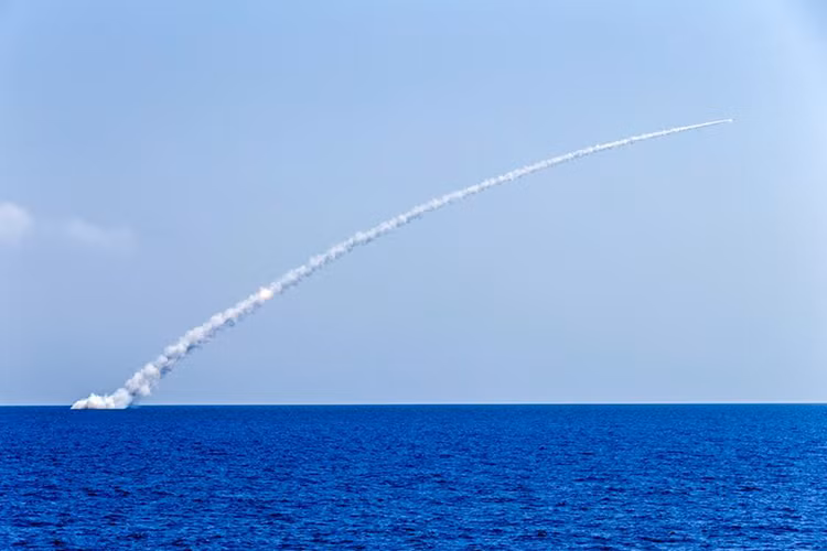 Chiến trường Syria là cơ hội không thể tốt hơn để Nga thử nghiệm vũ khí mới. Thực tế, rất nhiều vũ khí Nga lần đầu được sử dụng tại Syria, đơn cử như tên lửa hành trình tấn công mặt đất Kalibr lần đầu tiên được sử dụng trong thực chiến. Trong ảnh là một tên lửa hành trình Kalibr được bắn đi từ tàu ngầm Kilo của Nga tấn công các mục tiêu khủng bố ở Syria. Nguồn ảnh: Bộ Quốc phòng Nga.