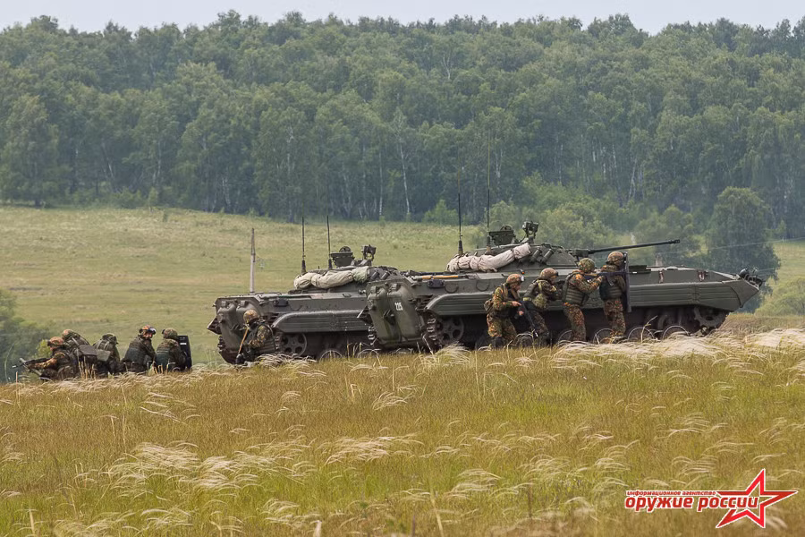 Xe chiến đấu bộ binh BMP-2 được sử dụng để cơ động và áp đảo hỏa lực trước các phần tử khủng bố. Ảnh: Arms Expo.