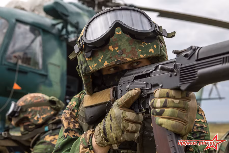 Một lính đặc nhiệm chăm chú quan sát chiến trường cảnh giới cho hoạt động đổ quân bằng trực thăng vận tải. Ảnh: Arms Expo.