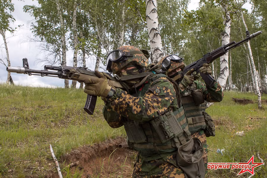 Các đơn vị đặc nhiệm Nga được trang bị rất hiện đại với súng trường tiến công AK-74, áo chống đạn, mũ bảo hiểm chống đạn và các thiết bị hỗ trợ khác. Ảnh: Arms Expo.