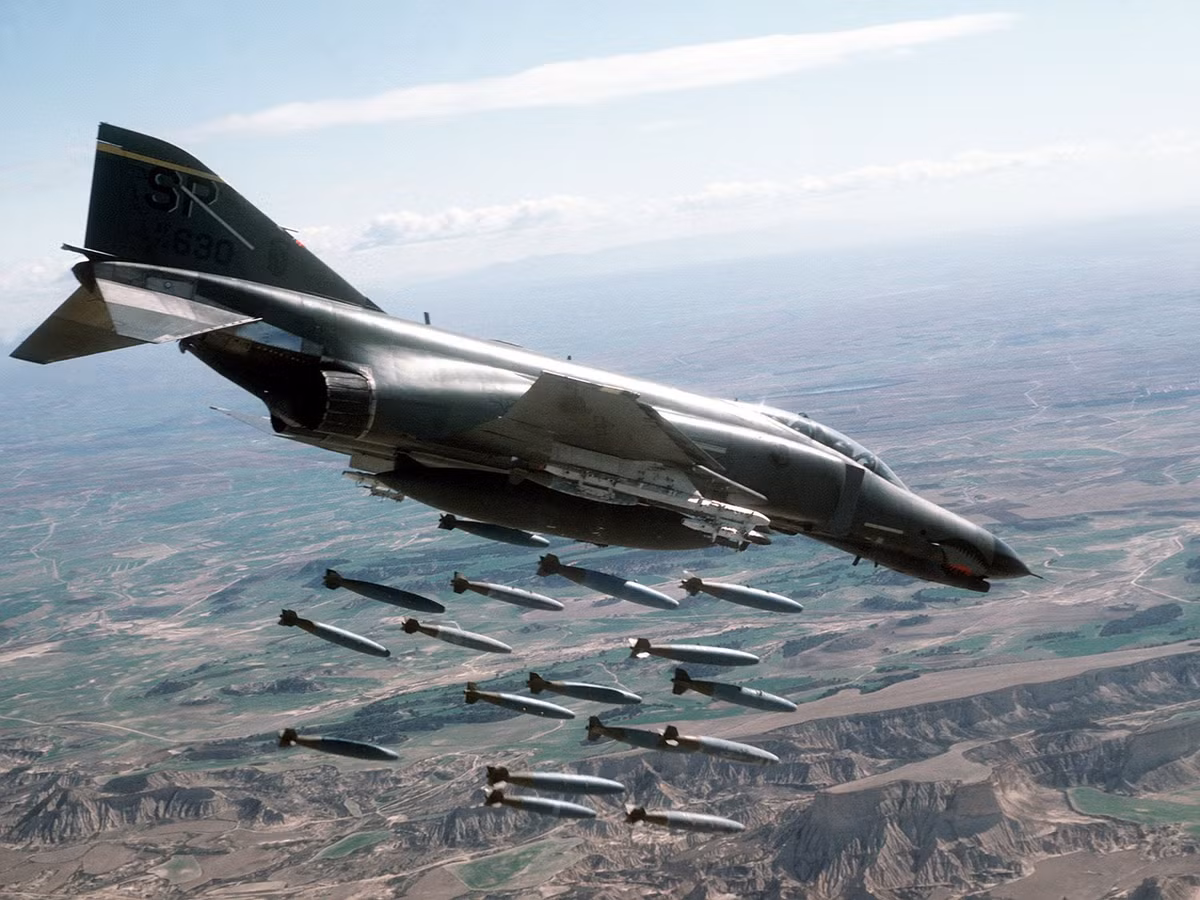 Trong tổng số 445 chiếc F-4 Con Ma của Mỹ rơi trên chiến trường Việt Nam, có tới 382 chiếc bị bắn hạ trong quá trình chiến đấu bởi hỏa lực của Việt Nam, số còn lại bị loại khỏi vòng chiến đấu do tai nạn khi cất-hạ cánh hoặc bị hư hại nặng sau những trận tấn công của quân giải phóng vào các sân bay Mỹ. Nguồn ảnh: Youtube.