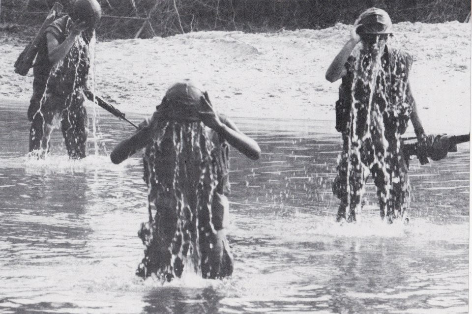 Binh lính Mỹ được khuyến khích không nên để quân phục ướt khi đi hành quân vì độ ẩm cao của môi trường sẽ khiến quần áo không thể khô được, tuy nhiên phần lớn binh lính Mỹ thường phất lờ khuyến cáo này và sẵn sàng nhảy xuống bất cứ con suối nào để giải nhiệt giữa đường hành quân. Hậu quả là họ sẽ phải chịu đựng cảm giác ướt át khó chịu đó suốt quãng đường hành quân còn lại. Nguồn ảnh: Cheri.