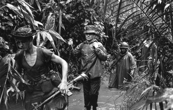 Với những binh lính đến từ một quốc gia lạnh và khô như Mỹ, việc tiếp xúc với cái nóng lên tới 35 độ C và độ ẩm thường luôn trên 90% có thể khiến ngay cả những binh lính Mỹ to khỏe nhất cũng phải gục ngã trên chiến trường nhiệt đới này. Nguồn ảnh: Pinterest.