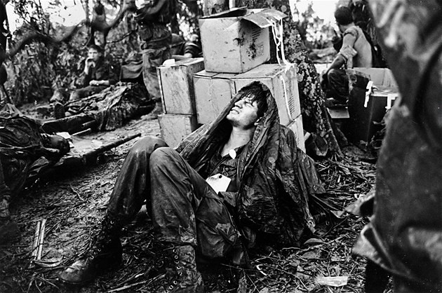 Thương binh Mỹ nằm dưới mưa chờ được tải thương. Việc khí hậu thất thường trên chiến trường Việt Nam với những cơn mưa lớn bất chợt có thể xảy đến bất cứ lúc nào cũng khiến cho lực lượng Không quân Mỹ khó có thể hoạt động hiệu quả được. Nguồn ảnh: Zpra.