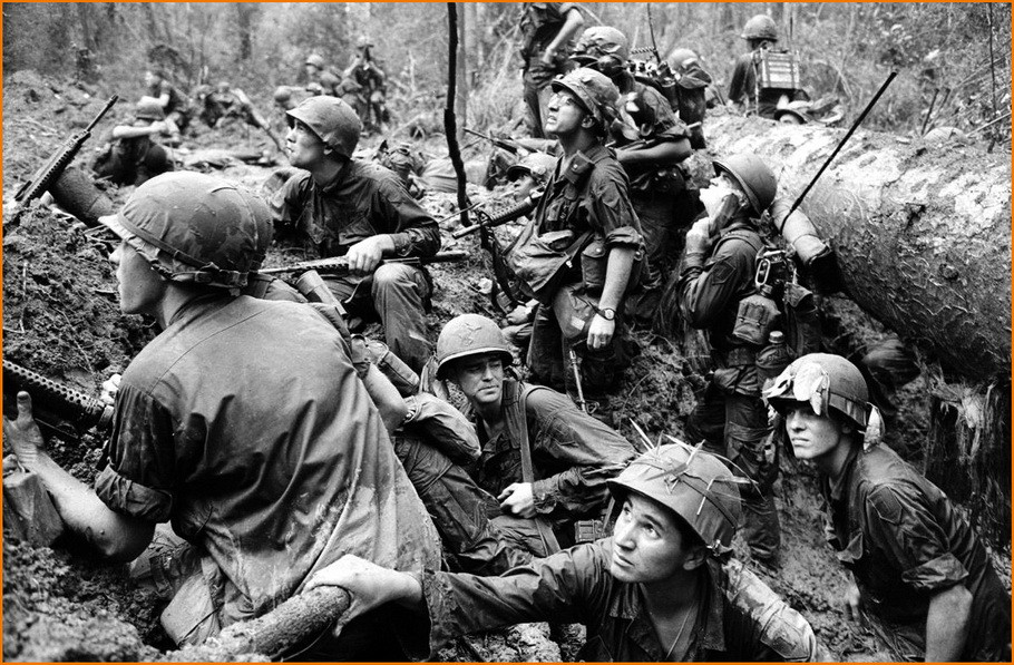 Một toán lính Mỹ núp dưới một đoạn hào ngập trong bùn lầy khi đối đầu với quân giải phóng. Nguồn ảnh: Kar.