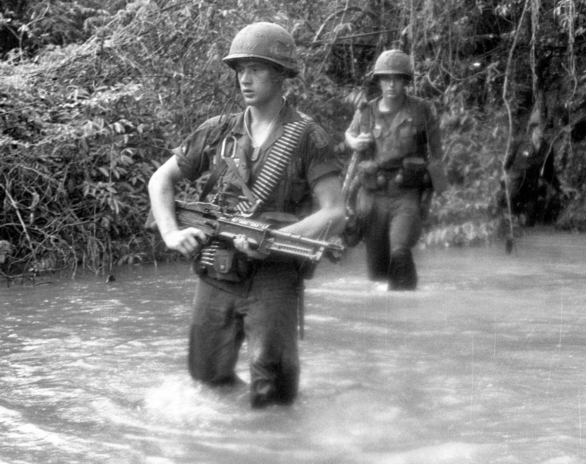 Sau hàng chục kilomet hành quân trong điều kiện môi trường không thể tồi tệ hơn, dễ hiểu là lính Mỹ mỗi khi vào trận sẽ thường chán nản, kiệt sức và chỉ muốn gọi trực thăng đến bốc đi cho nhanh. Nguồn ảnh: Bay.