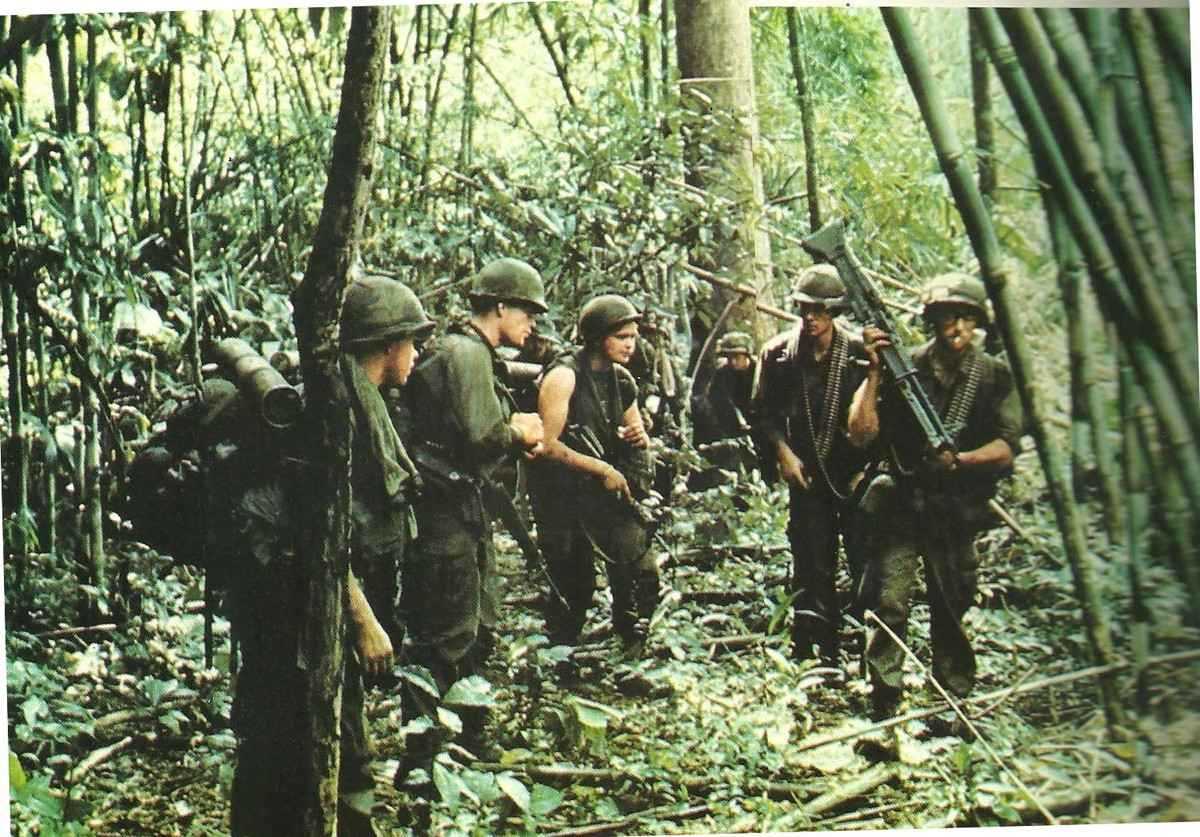 Những cơn mưa và độ ẩm quá cao của rừng rậm Việt Nam cũng đã từng khiến không ít lính Mỹ phải gục ngã. Những đôi ủng bốt-đờ-xô của họ sẽ nặng như cục chì sau mỗi lần lội suối, lội đầm lầy. Nguồn ảnh: Cheri.