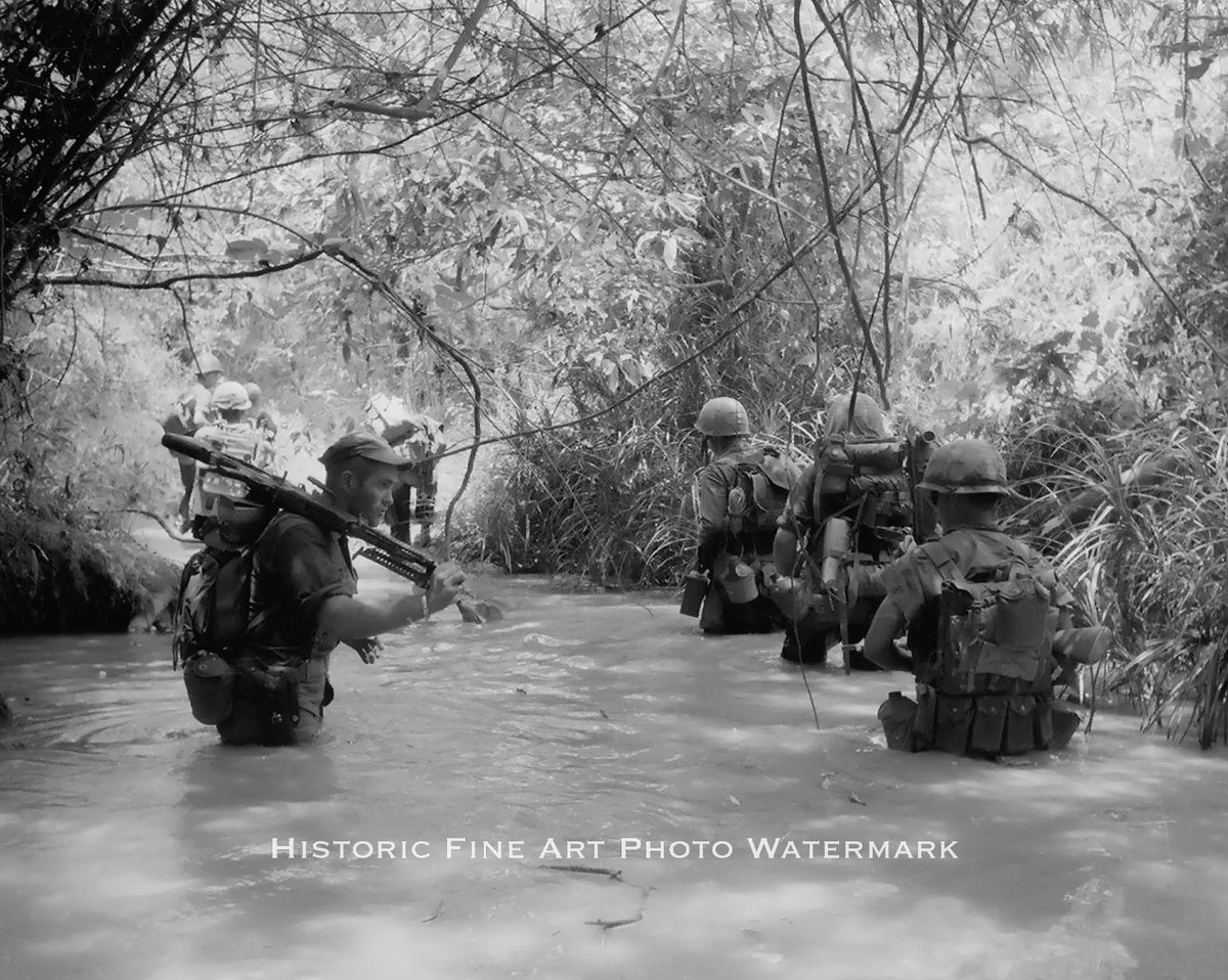 Ở bên kia chiến tuyến, những người lính giải phóng cũng phải chịu chung tình cảnh tương tự, tuy nhiên tinh thần chiến đấu ngoan cường và bản thân đã sinh ra và lớn lên ở một đất nước nhiệt đới đã mang lại cho họ sức chịu đựng hơn những người lính da trắng phải chiến đấu xa nhà rất nhiều. Thế mới biết, lợi thế sân nhà trong chiến tranh quan trọng đến nhường nào. Nguồn ảnh: Tera.