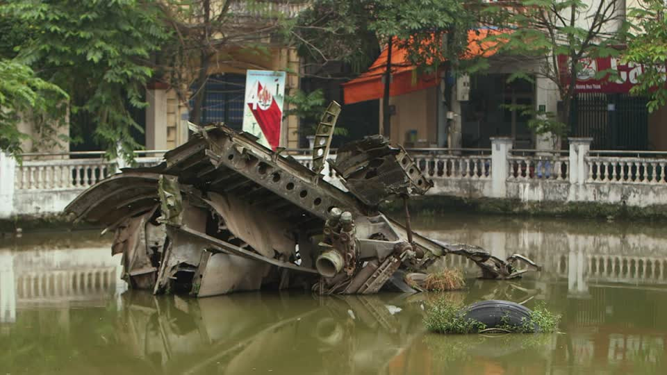 Chiếc B-52 duy nhất của Không quân Mỹ rơi trong nội thành Thủ đô Hà Nội trong trận Điện Biên Phủ trên không đã rơi trúng hồ Hữu Tiệp. Hồ này sau đó đã được người dân Thủ đô gọi bằng cái tên đặc biệt đó là "Hồ B-52". Nguồn ảnh: Framepool.