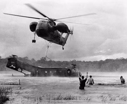 Phần lớn những chiếc máy bay Mỹ rơi ở Việt Nam đều được quân Mỹ đưa đi nếu khi rơi chúng còn nguyên vẹn. Số còn lại thường sẽ bị tan xác khi chạm đất, hoặc bị bộ binh Mỹ tiếp cận tìm kiếm người bị thương và đặt thuốc nổ phá hủy hoàn toàn. Nguồn ảnh: Pinterest.