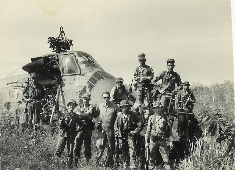 Một chiếc trực thăng vận tải của Mỹ bị hạ, lực lượng bộ binh Mỹ đã tiếp cận và giải cứu cho tất cả phi hành đoàn và binh lính trên máy bay. Chiếc thực thăng này sau đó hoặc sẽ được bốc đi, hoặc sẽ được đặt chi chít thuốc nổ để phá hủy. Nguồn ảnh: Peter.