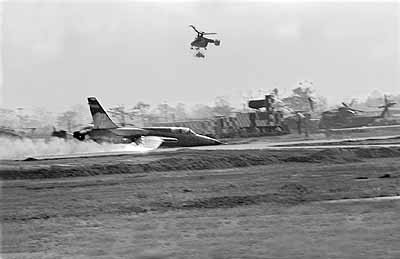 Một chiếc F-105 của Không quân Mỹ tại miền Nam Việt Nam đang phải hạ cánh khẩn cấp sau khi càng đáp của nó không chịu mở ra. Sự cố kỹ thuật đã cướp đi của Mỹ khoảng 15% số lượng máy bay họ bị mất tại Việt Nam. Nguồn ảnh: Pround.