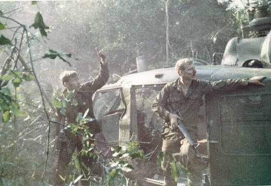 Hai binh lính Mỹ bầm dập sau cú rơi máy bay đang chờ được lực lượng mặt đất tiếp cận và giải cứu. Chiến thuật sử dụng máy Không quân của Mỹ trong chiến tranh Việt Nam đã được cải thiện rất nhiều và với những "bài học xương máu" trên chiến trường Việt Nam, Mỹ đã thay đổi rất nhiều các chiến thuật không quân của mình sau nay. Nguồn ảnh: Pinterest.