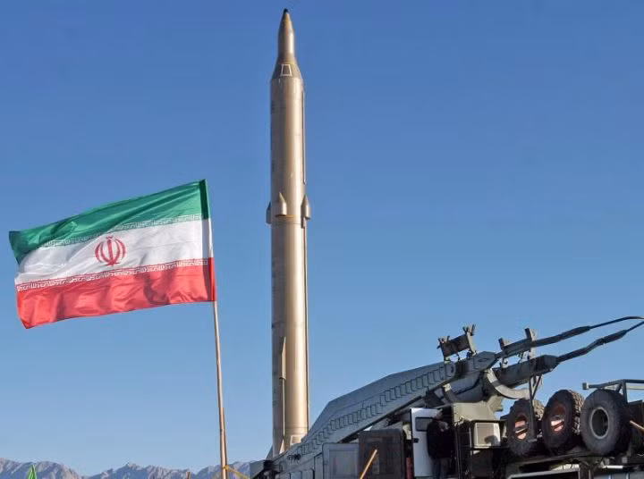 Sejjil được cho là loại tên lửa đạn đạo có năng lực tác chiến tốt nhất của Iran. Nó là một tên lửa nhiên liệu rắn 2 giai đoạn. Tên lửa này có tầm bắn khoảng 2.500 km. Nó được cho là đã tiến hành thử nghiệm lần đầu vào năm 2009. Ảnh: Missiledefenseadvocacy.