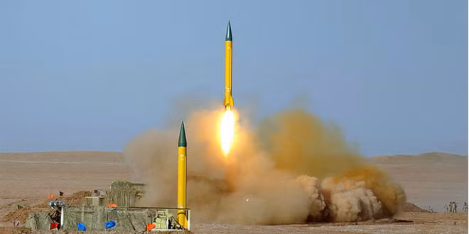 Theo Arms Control, Iran sở hữu danh sách dài các loại tên lửa đạn đạo từ tầm ngắn đến tầm trung. Ảnh tên lửa đạn đạo tầm ngắn Shahab-1. Tên lửa này được sản xuất vào những năm 1980. Tên lửa có tầm bắn từ 350-1.000 km tùy tải trọng đầu đạn. Ảnh: Fars.