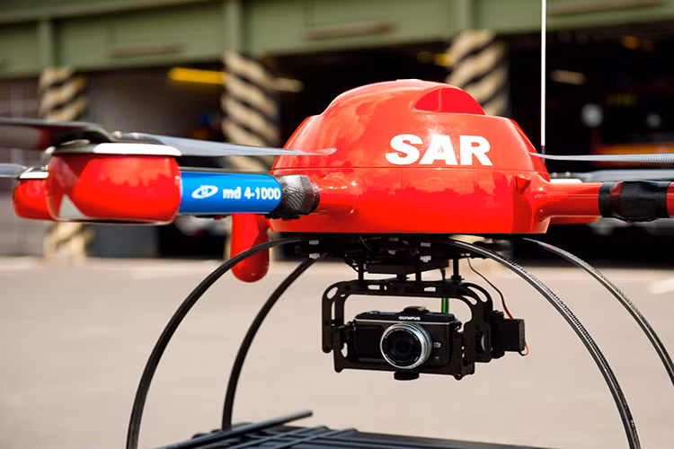 Máy bay không người lái 4 cánh quạt MD4-1000 là phương tiện bay tự động cỡ nhỏ, cất/hạ cánh thẳng đứng tiên tiến trên thế giới. Vỏ ngoài thân máy bay sử dụng vật liệu sợi các-bon chuyên dụng có độ cứng cao, trọng lượng máy bay 2,6kg, trọng lượng mang tải thông thường là 0,8kg, trọng lượng mang tải lớn nhất 2kg, trọng lượng cất cánh lớn nhất 5,55kg, vận tốc cất cánh thẳng đứng 7,5m/s, vận tốc hành trình 15m/s, thời gian lưu không 70 phút, cự ly an toàn bay cho phép là 3.000m, độ cao an toàn bay cho phép là 1.000m, công suất động cơ 4×250W, hệ thống dẫn đường sử dụng hệ dẫn đường DGPS và dẫn đường quán tính. Nguồn ảnh: UST.