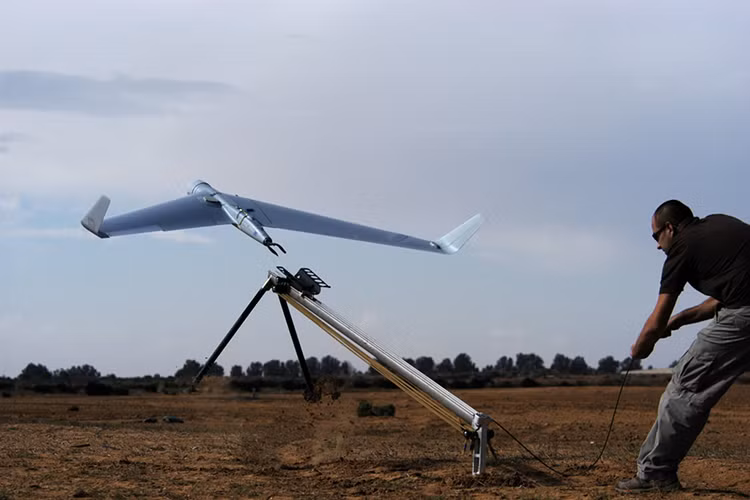 Máy bay không người lái Orbiter 2: Orbiter 2 là sản phẩm UAV của Israel được Việt Nam mua để trang bị cho lực lượng pháo binh, dùng để trinh sát và chỉ thị mục tiêu. Máy bay không người lái Orbiter 2 có chiều dài 1m, sải cánh 3m, trọng lượng cất cánh 9,5kg, độ cao hành trình từ 500 - 600m, trần bay lớn nhất 5.400m, phạm vi hoạt động 80km, vận tốc bay từ 55 - 130 km/h, thời gian bay liên tục 4 giờ. Orbiter 2 được phóng bằng giá phóng và thu hồi bằng kiểu mở dù. Nguồn ảnh: Defense Industry Daily